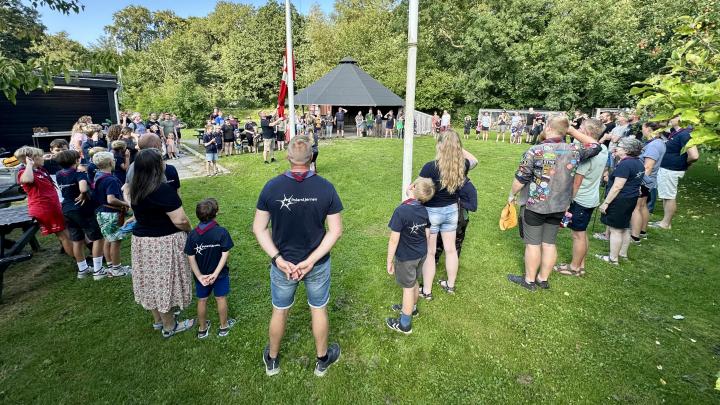 Spejdere ved flagstangen