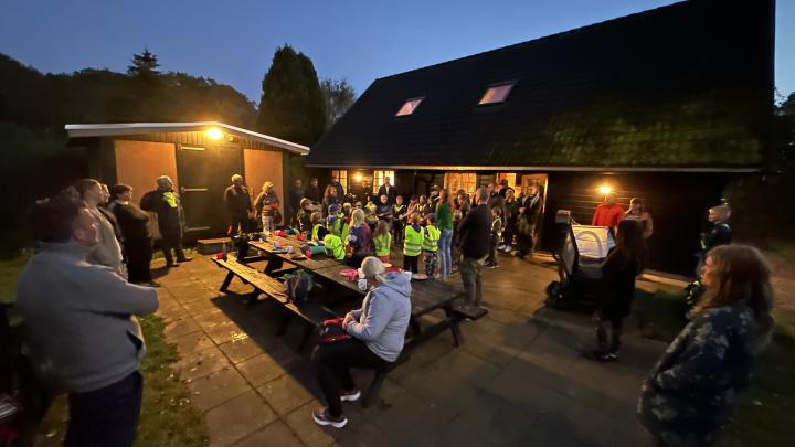 Spejdere foran en spejderhytte