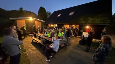 Spejdere foran en spejderhytte